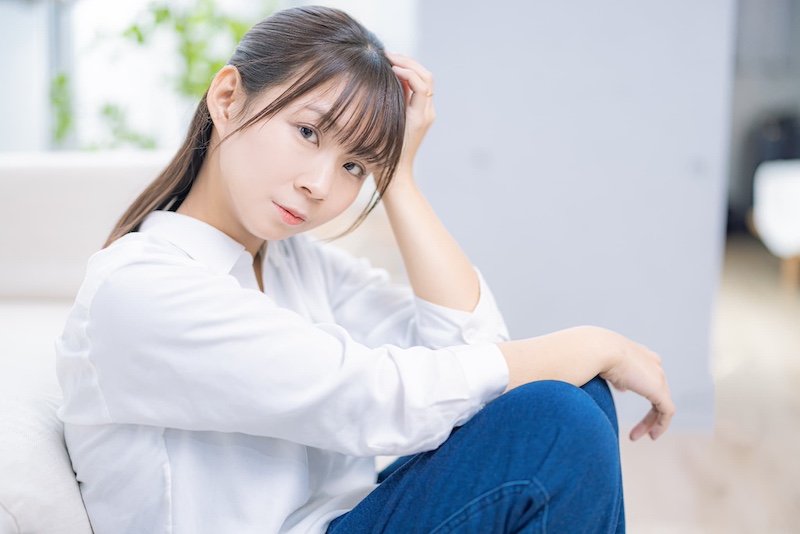 こちらを見つめる女性